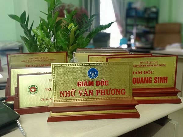 Làm biển chức danh để bàn chân đế gỗ